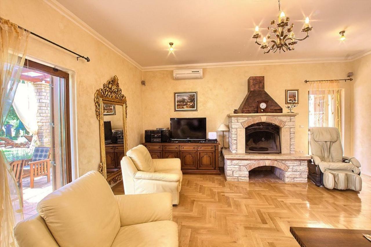 Holiday Home Sarita Sisan Exterior photo