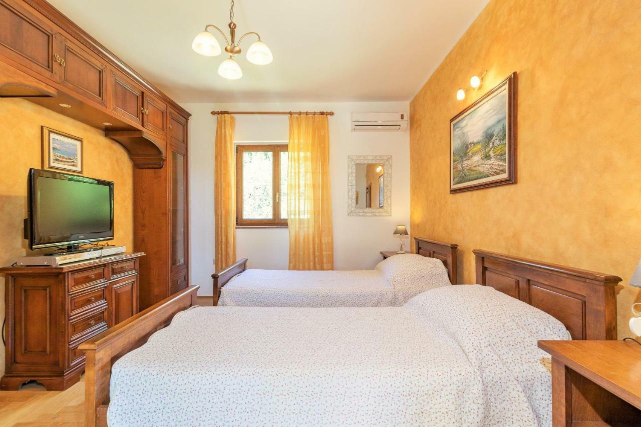 Holiday Home Sarita Sisan Exterior photo