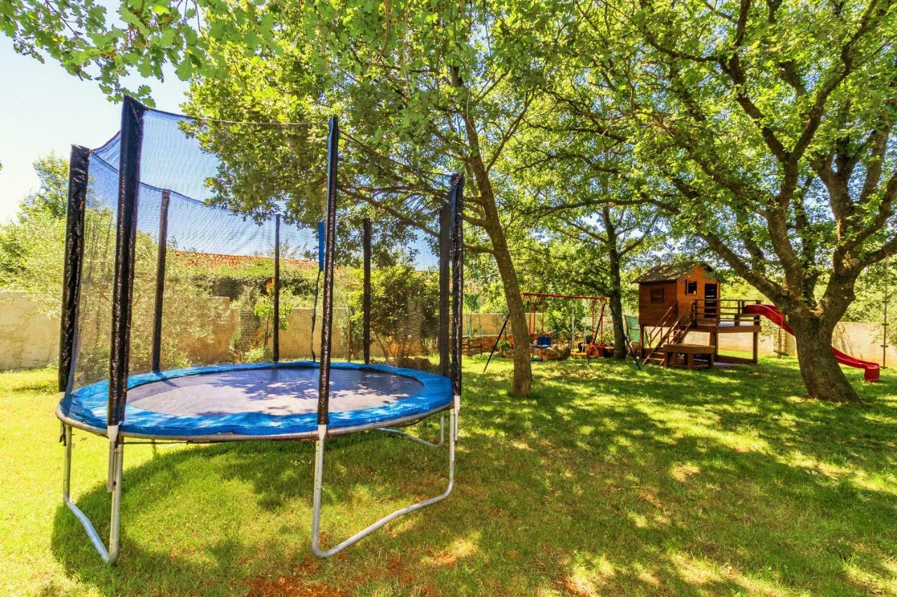 Holiday Home Sarita Sisan Exterior photo