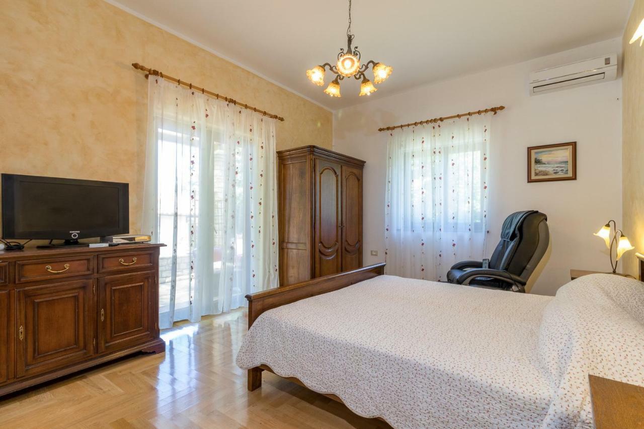 Holiday Home Sarita Sisan Exterior photo